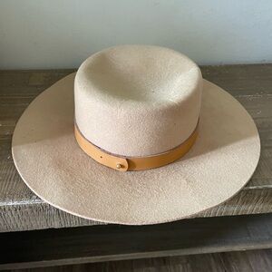 Gigi pip felt fedora hat tan. Size S/M